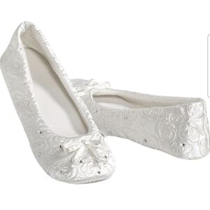NWOT Isotoner Women's White Ballerina House Slippers - Size Small (5-6)